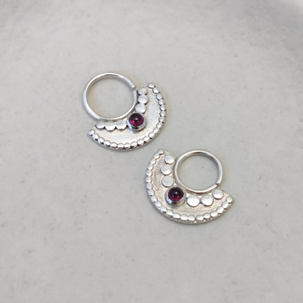 Silver septum nose rings with garnet, displayed side by side to compare diameter 8 mm and 10 mm. 