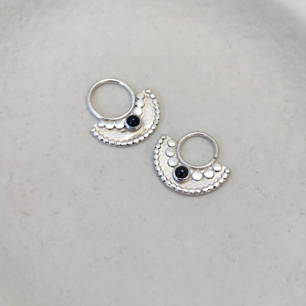 Silver septum nose rings with black onyx, displayed side by side to compare diameter 8 mm and 10 mm. 