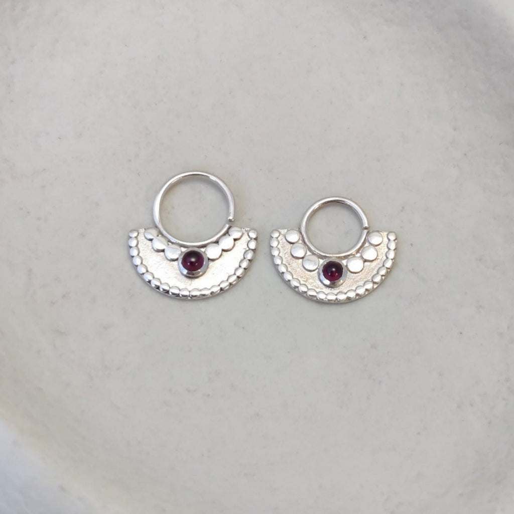 Silver septum nose rings with garnet, displayed side by side to compare diameter 8 mm and 10 mm. 