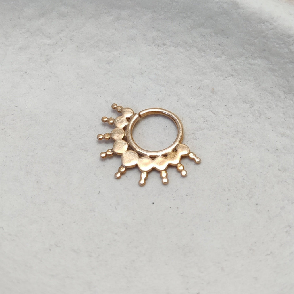 Solid gold septum, 9k.