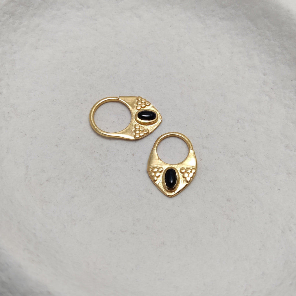 Gold septum jewelry with black onyx displayed side by side, comparing the difference between 8mm and 10mm diameters.