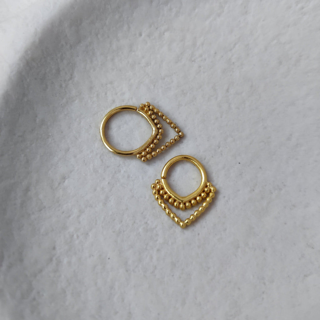 v-shaped septum jewelry gold, 8 and 10 mm.